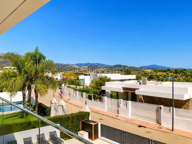 Foto 7c9c9df7-7d88-463f-a0e1-6a13ddb16279. Casa amb aparcament piscina a Valle Romano Golf Estepona
