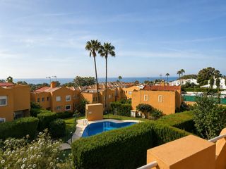 Reihenhaus in Nueva Atalaya. Casa adosada con vistas al mar en diana park, estepona este