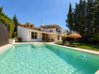 Casa a Valle Romano Golf. Villa moderna con jardín y piscina en valle romano