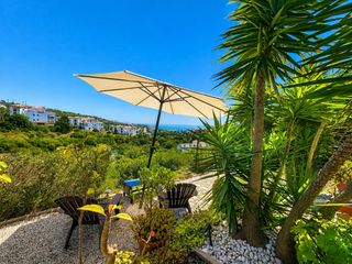 Ground floor in La Alcaidesa. Planta baja con gran jardín privado y vistas panorámicas al mar