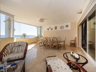 Appartement à Puerto Banús. Impresionante apartamento en primera línea de playa en la herrad