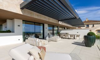 Ático en Puerto de Estepona. Apartamento de lujo en primera línea de playa con impresionantes