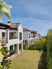 Casa aparellada a Guadalobón. Amplio pareado de 4 dormitorios con gran sótano y vistas al golf