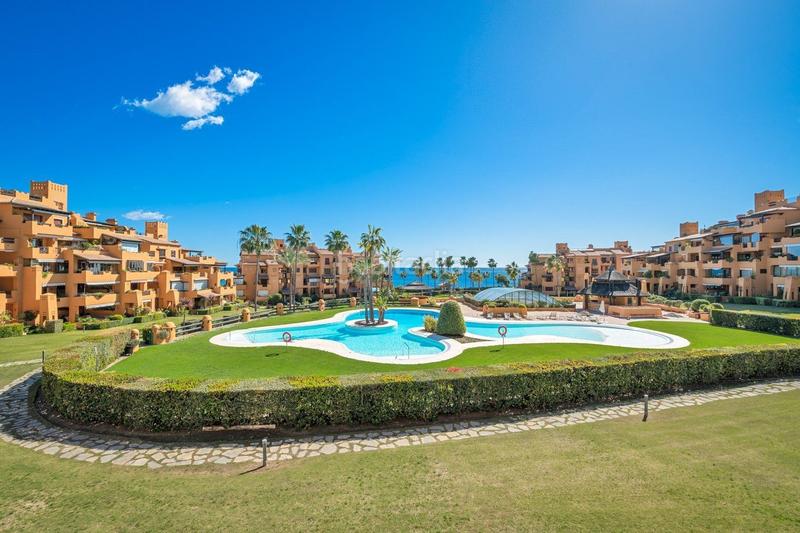 Foto 4310ddc8-ad4e-41a0-8ba2-1df57c7d62e9. Apartament amb aparcament piscina a Zona de Punta Plata Estepona