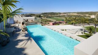 Attico in Bahía Dorada. Ático de 3 dormitorios con piscina privada a pocos pasos del mar