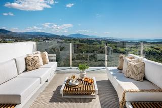 Apartament a Casares Golf - Casares del Sol. Moderno piso de alta calidad a estrenar con vistas al mar en fin