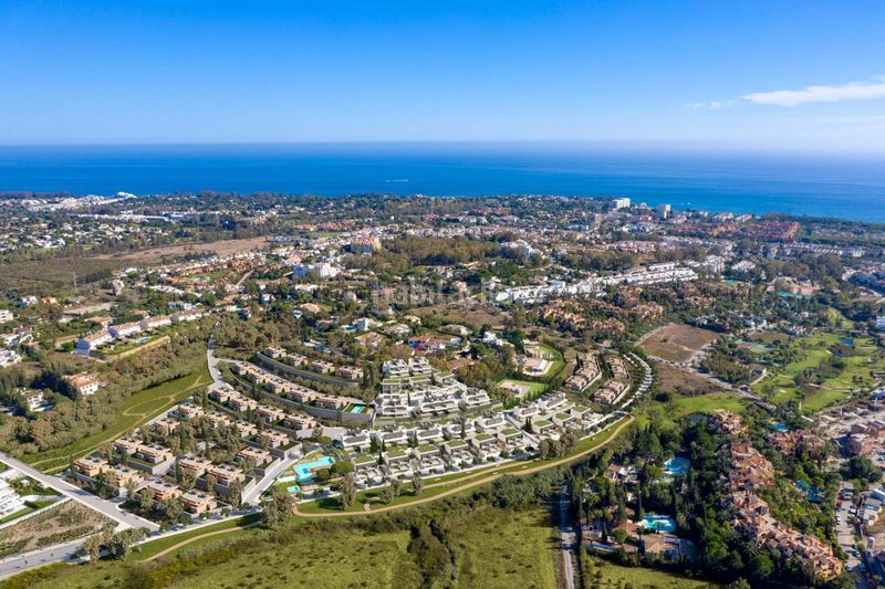 Foto b793c63a-0723-4075-865b-1d53dec1ffc1. Casa aparellada amb aparcament piscina a Nueva Atalaya Estepona