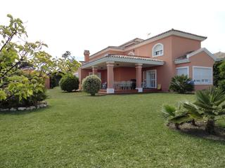 Casa a Guadalobón. Villa clásica y elegante en don pedro, estepona