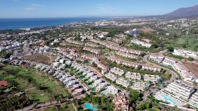 Foto 5107597c-1fb2-413b-b3ea-7739046dfd0b. Casa adossada amb aparcament piscina a Nueva Atalaya Estepona