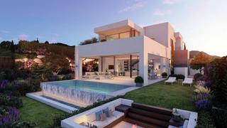 Casa a Estepona Golf. Nueva villa frente al golf con piscina privada y vistas al mar