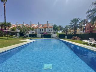 Casa adossada a Puerto de Estepona. Adosado de 4 dormitorios con jardin en el puerto de estepona