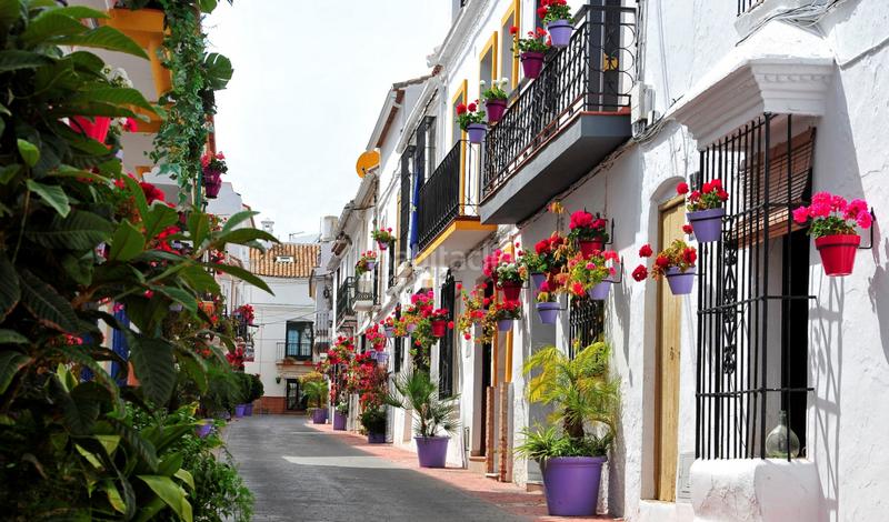 Foto f39fb5b0-976c-484c-9f8d-3cc4b03f4d23. Casa adosada  renovada de 3 plantas en el casco antiguo en Estepona