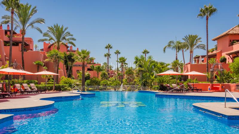 Foto 5f2da637-46f3-4c90-92ed-2996a0556d30. Planta baja apartamento en planta baja con jardín frente a la playa en Estepona