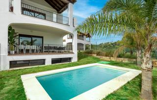 Casa en Guadalobón. Villa reformada de 3 dormitorios con vistas al golf y al lago  l