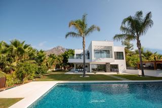 Casa en Nagüeles Alto. Exclusiva villa moderna en nagüeles  milla de oro de marbella