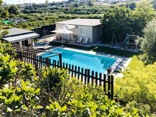 Mas à Centro. Finca con casa de campo, piscina y casita mobil en la cala, este