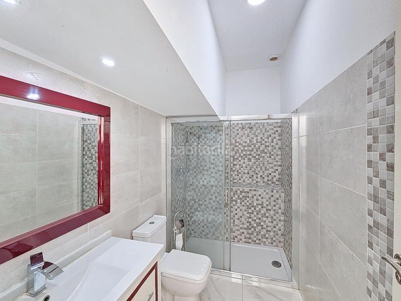 Foto 21fcd9c6-f7ab-459a-a2d3-3fca1fb4d91d. Casa adossada amb aparcament piscina a puerto de Estepona Estepona