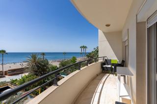 Apartament a Centro. Apartamento en primera línea de mar en el paseo marítimo de este