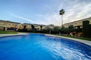 Maison jumelée à Los Llanos. Adosada de 3 dormitorios con terraza y acceso directo a la pisci