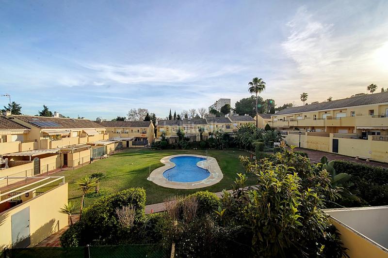 Foto 56bbacad-d862-4ec6-859f-96172334e401. Casa adosada adosada de 3 dormitorios con terraza y acceso directo a la piscina el padron, en Estepona