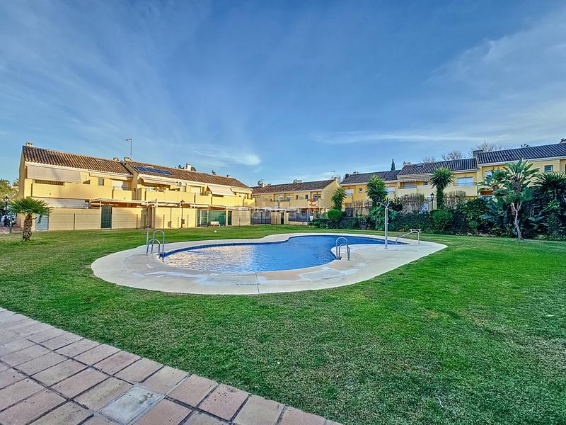 Foto adcfd9b0-c19d-44f0-a799-ac5fe02cc912. Casa adosada adosada de 3 dormitorios con terraza y acceso directo a la piscina el padron, en Estepona