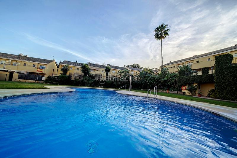 Foto e98ac4d3-513b-42a2-8d77-b7ab77390f29. Casa adosada adosada de 3 dormitorios con terraza y acceso directo a la piscina el padron, en Estepona