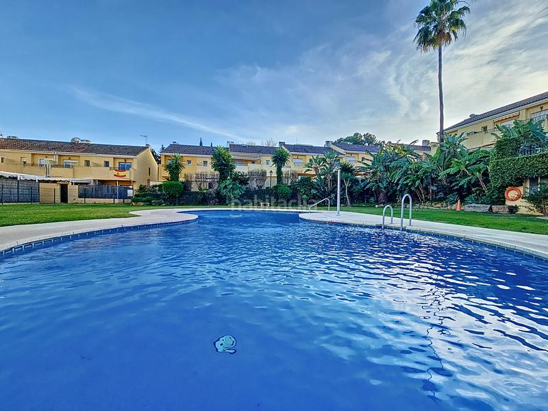 Foto f7c96558-5419-41c8-8ee7-dd0f07c53e55. Casa adosada adosada de 3 dormitorios con terraza y acceso directo a la piscina el padron, en Estepona