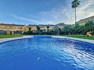 Casa adossada en Los Llanos. Adosada de 3 dormitorios con terraza y acceso directo a la pisci