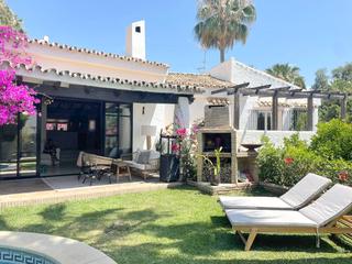 Maison à Nueva Atalaya. Villa con 4 dormitorios y piscina en diana park, estepona este