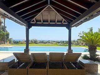 Casa en El Velerín. Preciosa villa en estepona este con vistas al mar