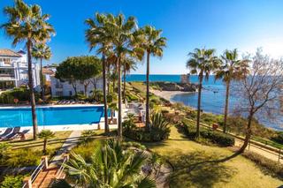 Apartament a Bahía de Casares. Apartamento en planta baja con vistas al mar y acceso directo a