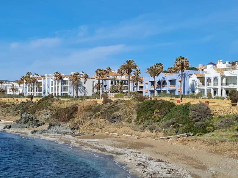 Foto 1165aa4c-1751-47ee-9f46-f144e5c87385. Planta baja apartamento en planta baja con vistas al mar y acceso directo a la playa la perla de la bahía, en Casares