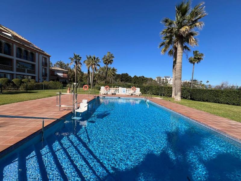 Foto a9787076-9393-48c9-b65e-fb1c6ecbc7ef. Planta baja apartamento en planta baja con vistas al mar y acceso directo a la playa la perla de la bahía, en Casares