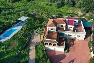 Casa en Guadalobón. Villa con amplias instalaciones en guadalobon, estepona