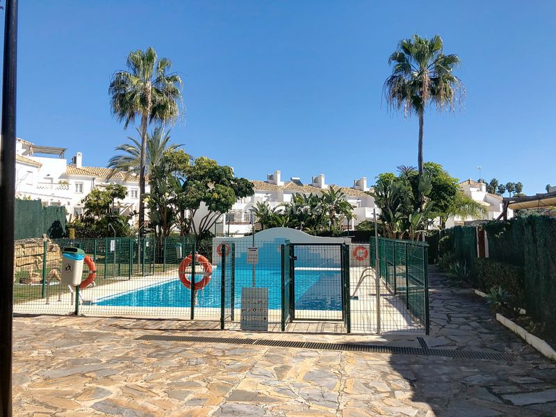 Foto c076c8fc-8076-4e90-95ae-a8ce65e3baf1. Casa adossada amb aparcament piscina a La Concha - Resina Golf Estepona