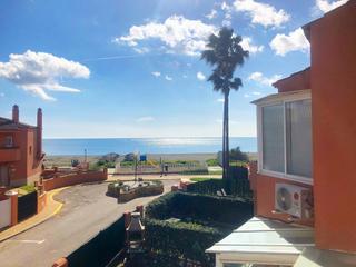 Casa adossada a Alcorrín. Casa adosada con vistas al mar en primera línea de playa en mani