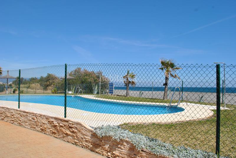 Foto b8432a3d-f67b-43a1-a900-c428cfefd2f4. Casa a schiera con parcheggio piscina in Alcorrín Manilva