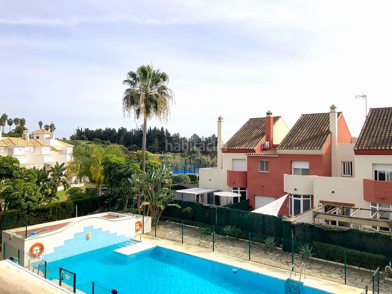 Foto 651b3c3d-85de-409e-a4ee-a5a009390476. Maison jumelée avec parking piscine dans La Concha - Resina Golf Estepona