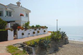 Apartamento en Guadalobón. Apartamento con vistas al mar y frente a la playa en estepona oe