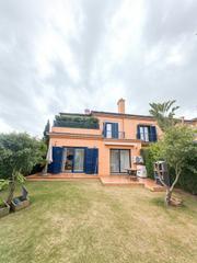 Casa pareada en Sotogrande Costa. Adosada de esquina con 4 dormitorios y gran jardin cerca del mar