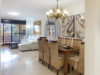 Apartment en Valle Romano Golf. Amplio apartamento con altas calidades y vistas al golf, estepon