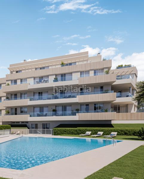 Foto cf31073a-8ade-4db5-8fc7-63d96cc2eba8. Apartamento piso en primera planta con jardín, piscina cubierta y gimnasio en el centro en Estepona
