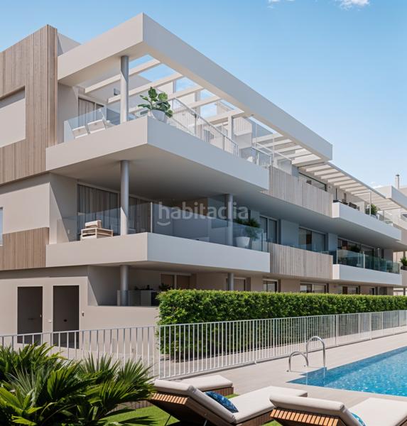 Foto f2853d41-eaae-407a-9f1a-b37da076173e. Apartamento piso en primera planta con jardín, piscina cubierta y gimnasio en el centro en Estepona
