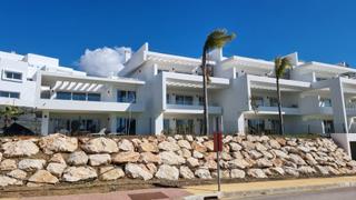 Planta baja en Casares pueblo. Bajo con grande jardin en alcazaba lagoon  estepona casares