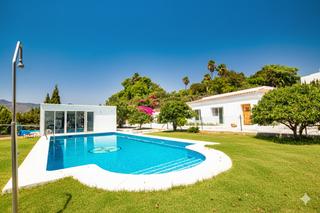 Casa en El Velerín. Casa con amplio terreno y piscina privada en el velerín, estepon