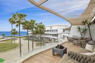 Appartement à Guadalobón. Elegante apartamento en primera línea de playa con vistas panorá