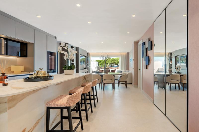 Foto 97f274f9-3679-457e-82a0-099f6ab8a65a. Apartamento  de lujo listo para entrar a vivir frente al mar cerca de trocadero, este en Marbella