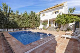 Maison jumelée à San Pedro de Alcántara Pueblo. Tradicional casa adosada andaluza con piscina privada en guadalc