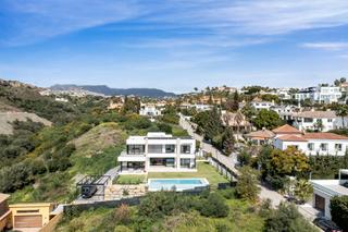 Casa a La Alquería. Villa contemporánea a estrenar con diseño elegante y vistas pano