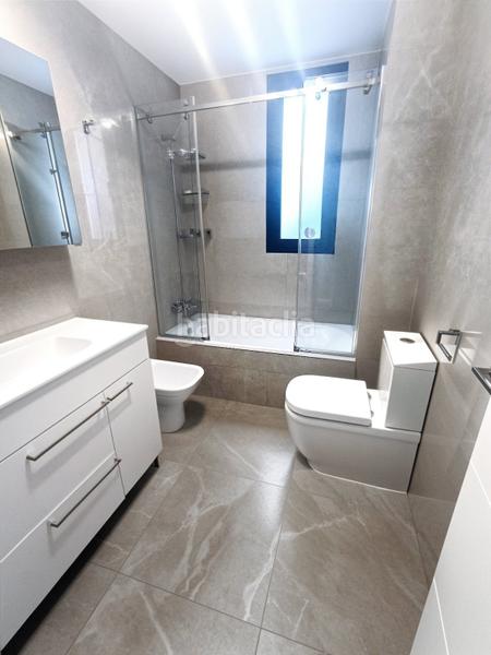Foto 5b97a3bd-c1b9-4fc0-844e-b281b79ce995. Ático  con solarium con vistas abiertas y habitación bonus en el Centro en Estepona